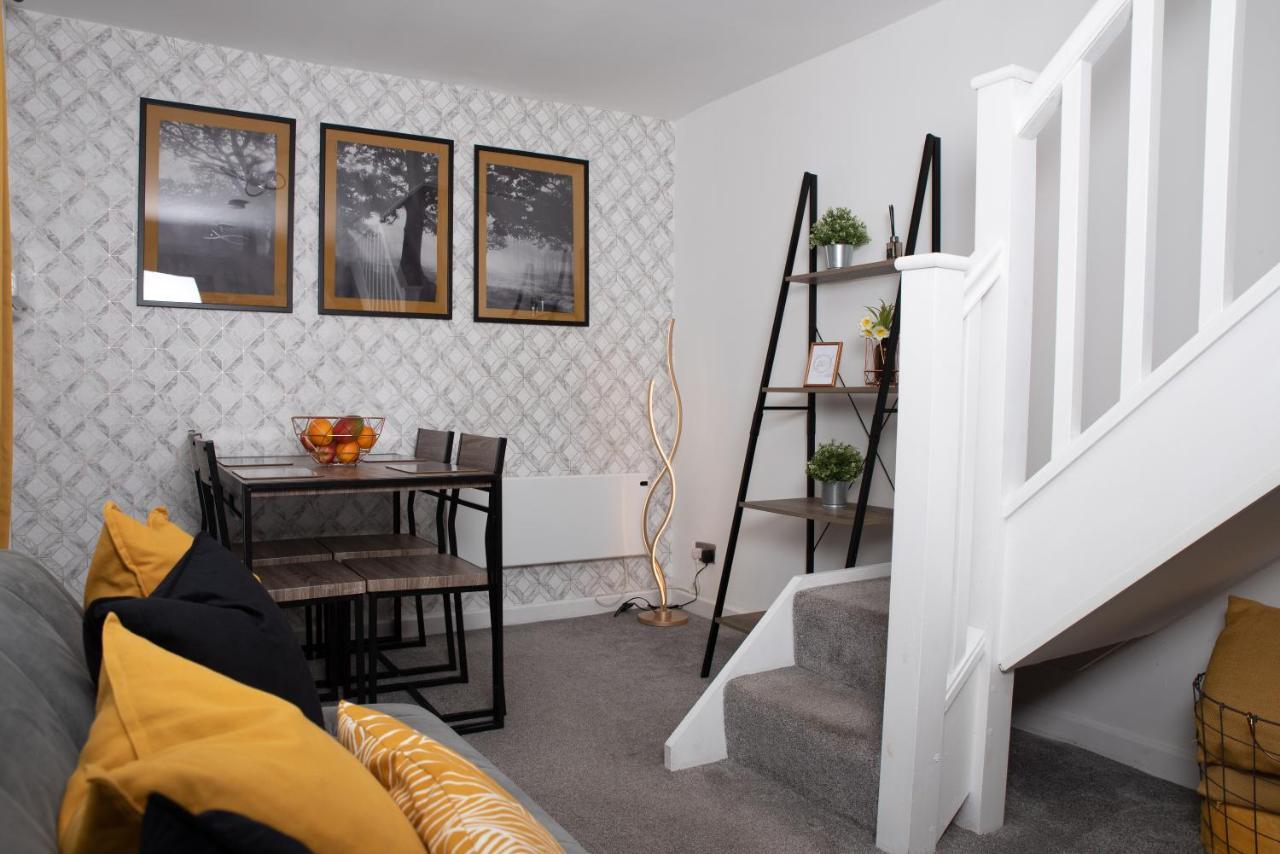 Charming 2-bedroom Town House - Short Walk From The Station *